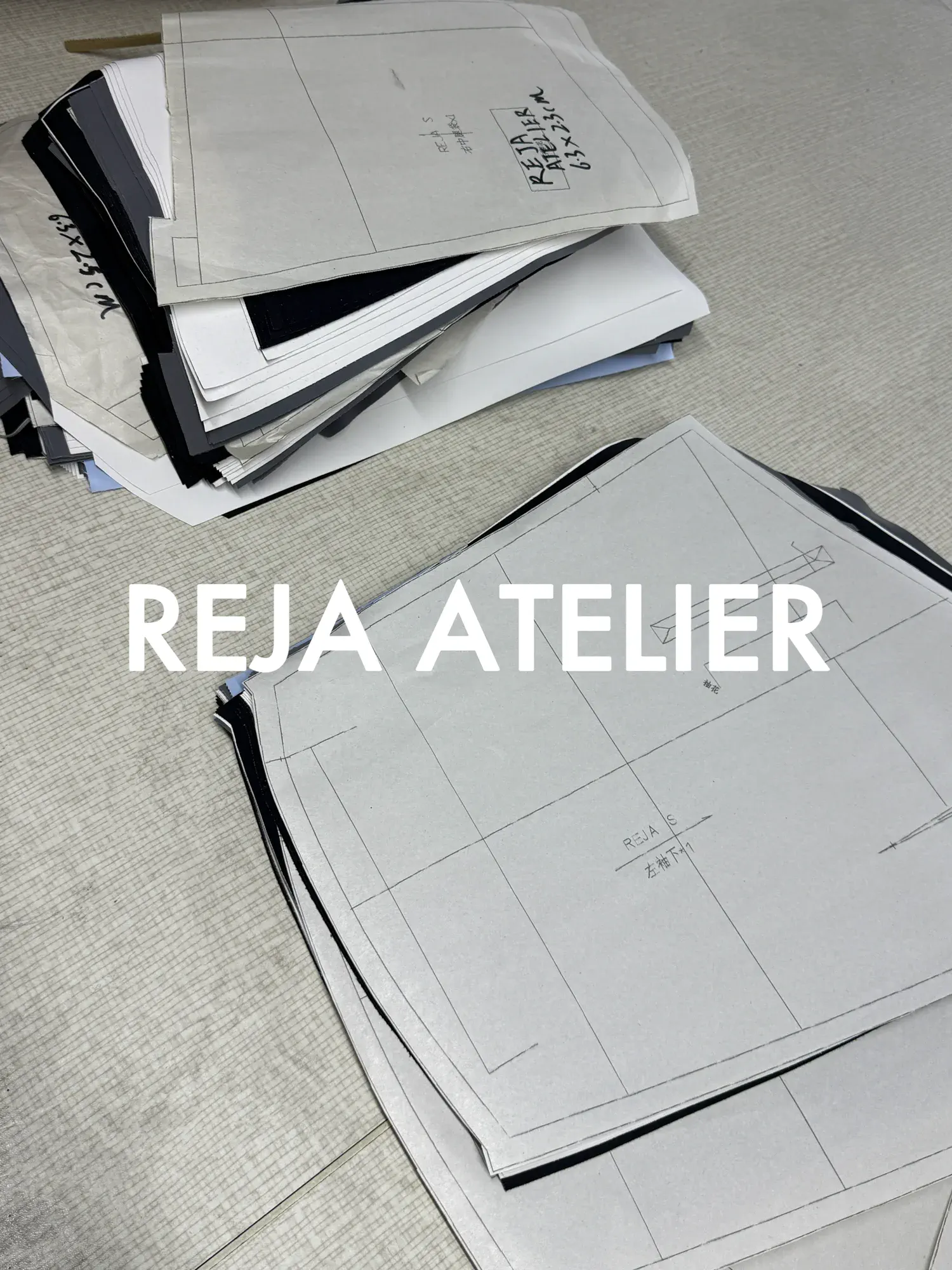 REJA ATELIER 服装纸样堆叠在工作台上