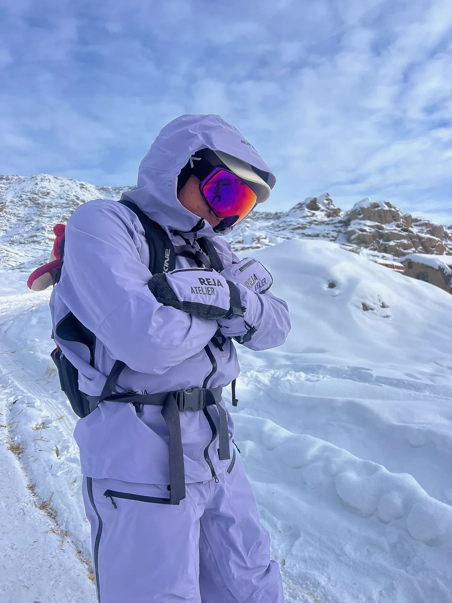淡紫色 REJA 雪服造型立于雪山