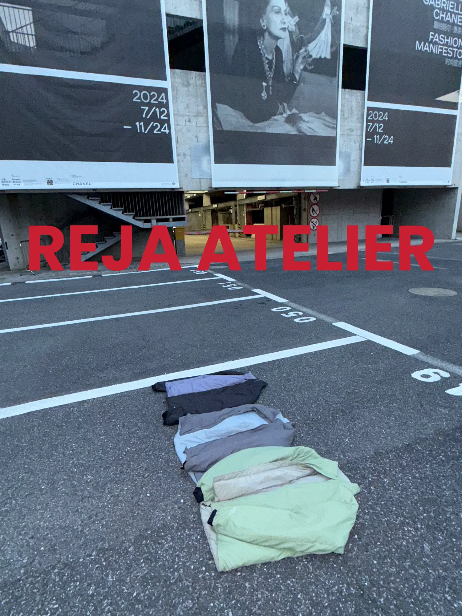 多件 REJA 夹克沿城市停车位排列