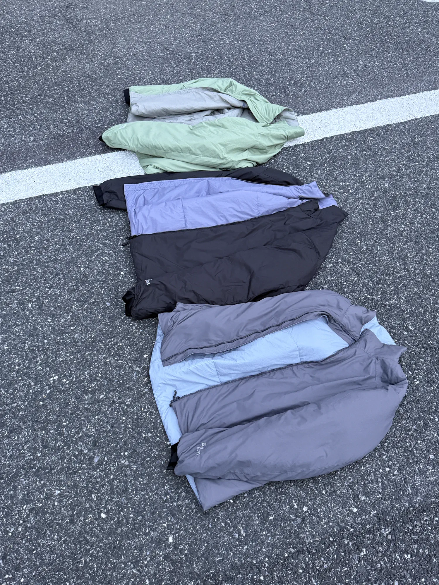 多件双面 REJA 夹克沿道路依次展开