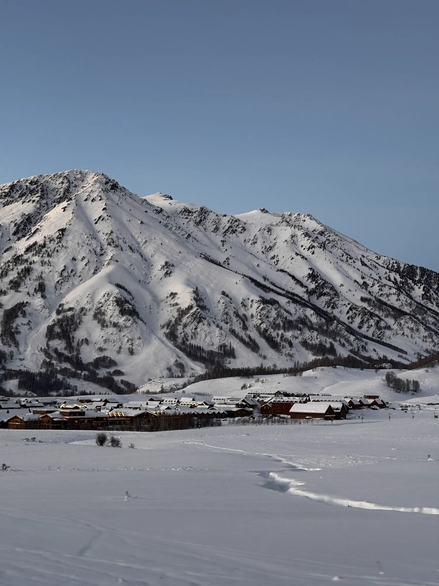 雪山脚下的村落与雪原